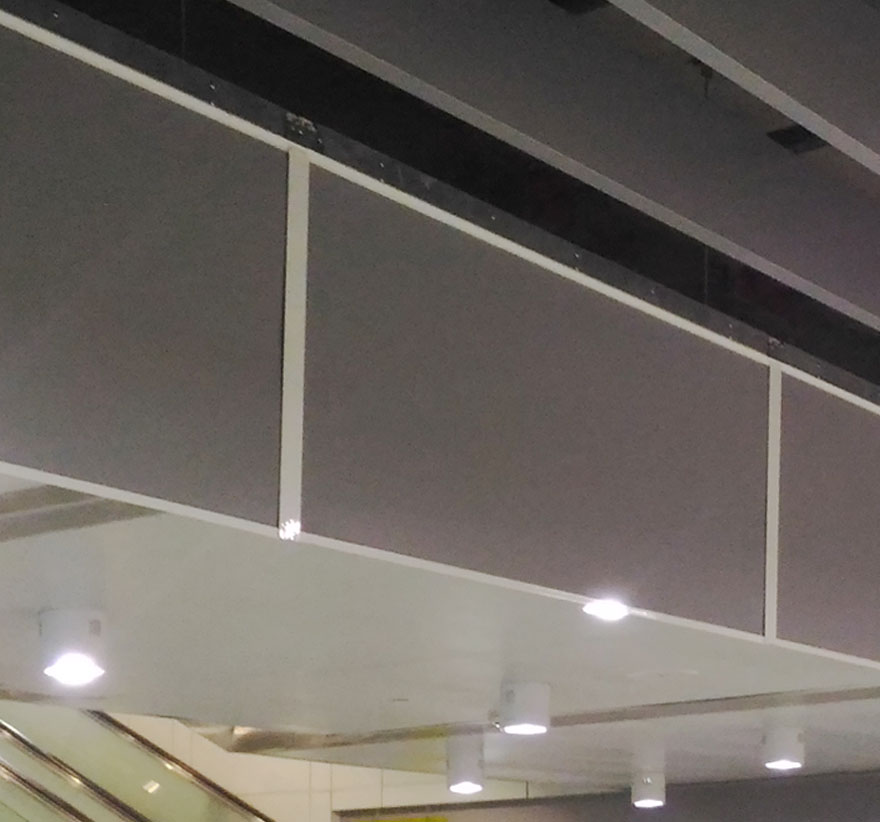 现行法令有关烟控系统规定，「各类场所消防安全设备设置标准」第 189条明定防烟区划面积大小、防烟壁下垂之深度、排烟口位置与排烟量大小等设计规范。而现行的「建筑技术规则」中，明定各类建筑物应设置「防烟垂壁」，一般建筑为自天花板下垂 50 公分以上，而地下建筑物之地下通道则为自天花板下垂 80 公分以上。防烟垂壁是整个建筑区域安全防烟漫延的主要消防设施之一，防烟垂壁使用不燃或者阻燃的材料，安装在轻钢架或楼板下或隐藏在轻钢架内，火灾时能够有效阻止浓烟和热气，阻挡水平流动漫延到其他空间的消防用垂直分隔物，让火灾发生时人员可以进行安全的疏散。